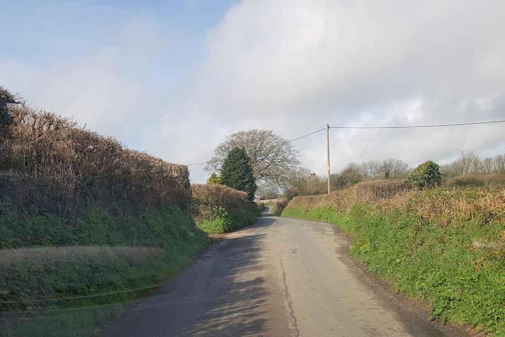 De-Vollard, Cornish Cottage, Lovely Village サルタッシュ エクステリア 写真