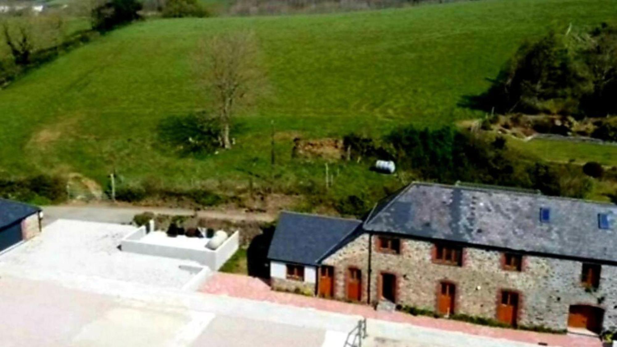 De-Vollard, Cornish Cottage, Lovely Village サルタッシュ エクステリア 写真